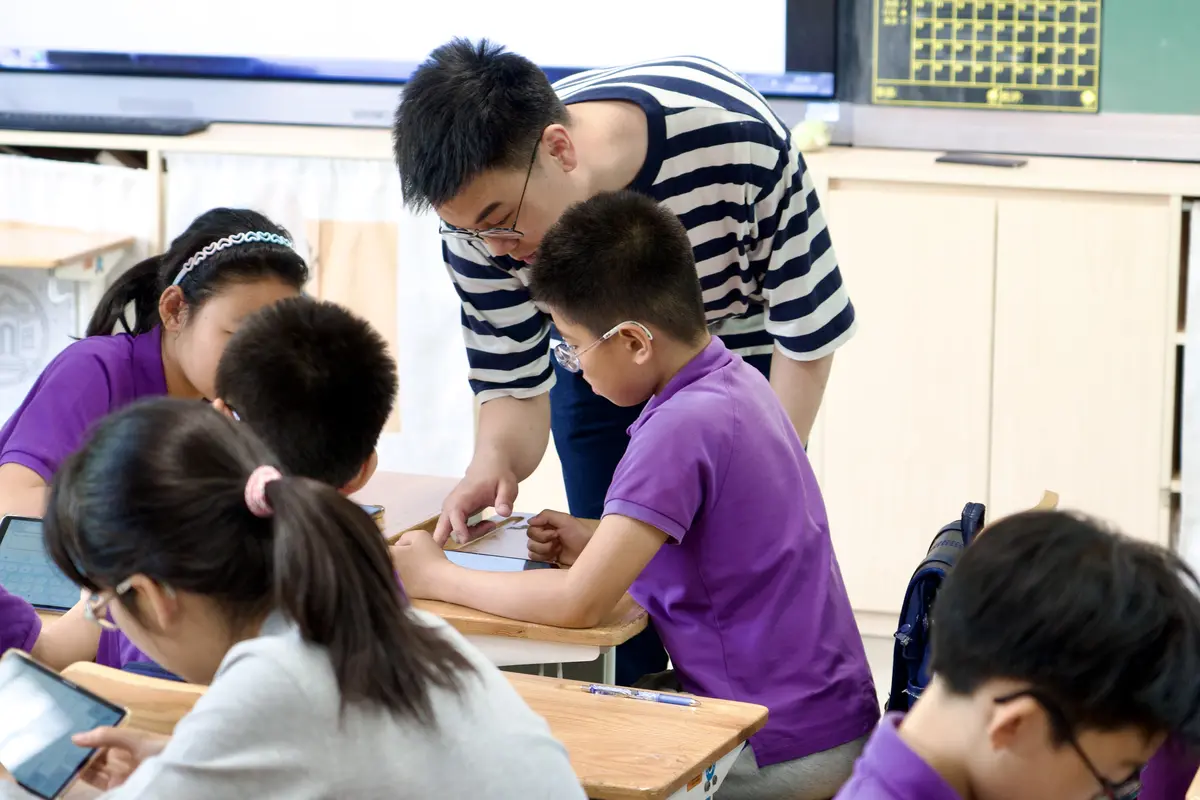 老师指导学生使用同象工坊做作品